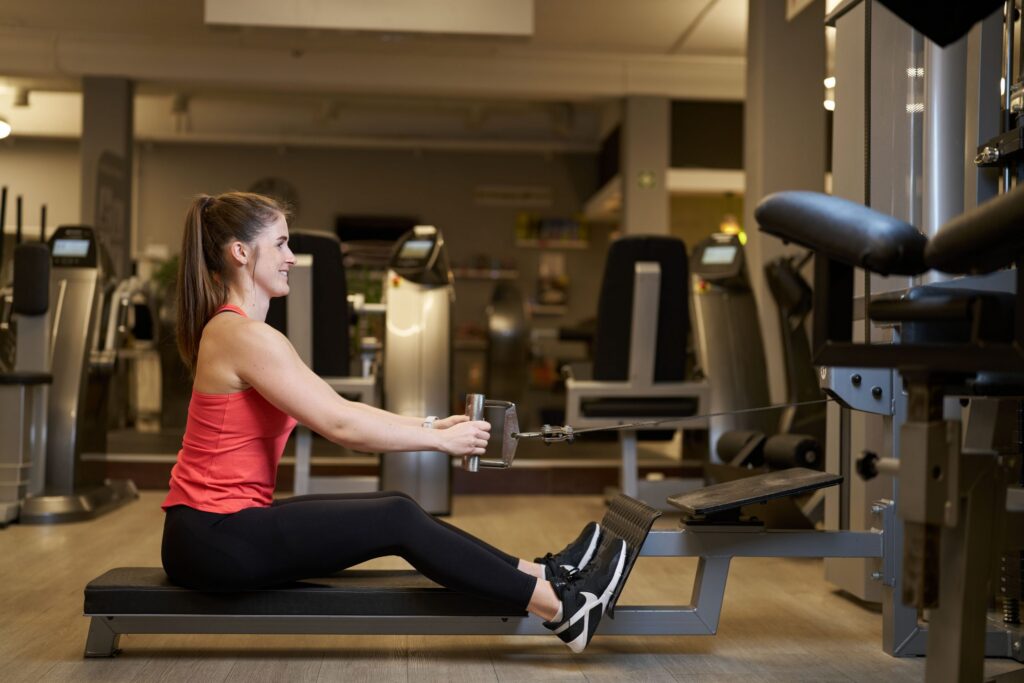 Fitnesstraining für Anfänger: Rudern am Gerät mit Personal Trainerin Vivian Albert