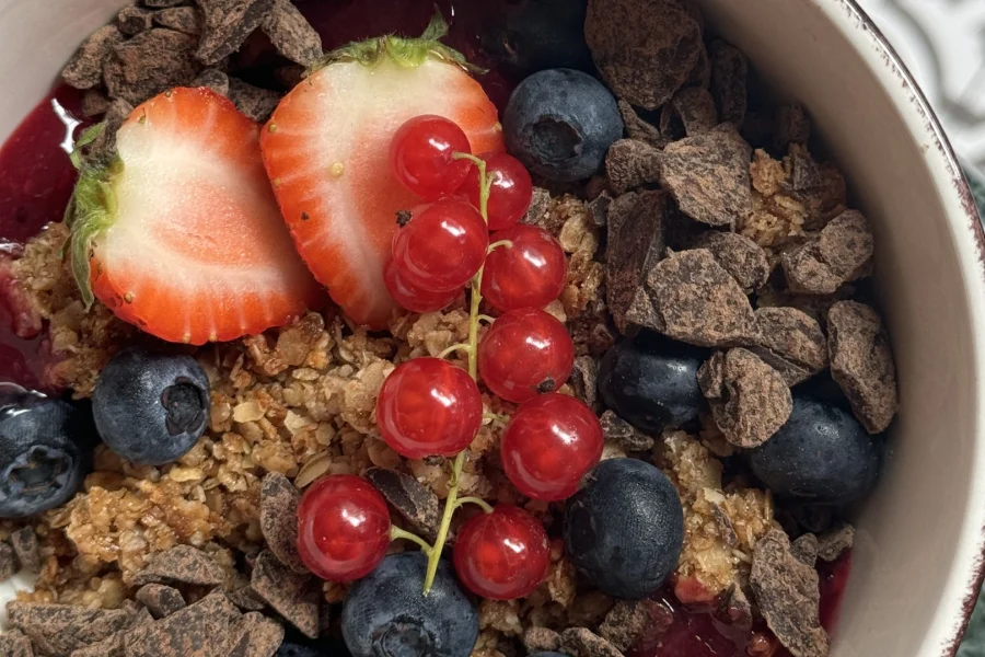 Ernährungspläne, die schmecken: Bowl mit Beeren, Granola und Schokolade