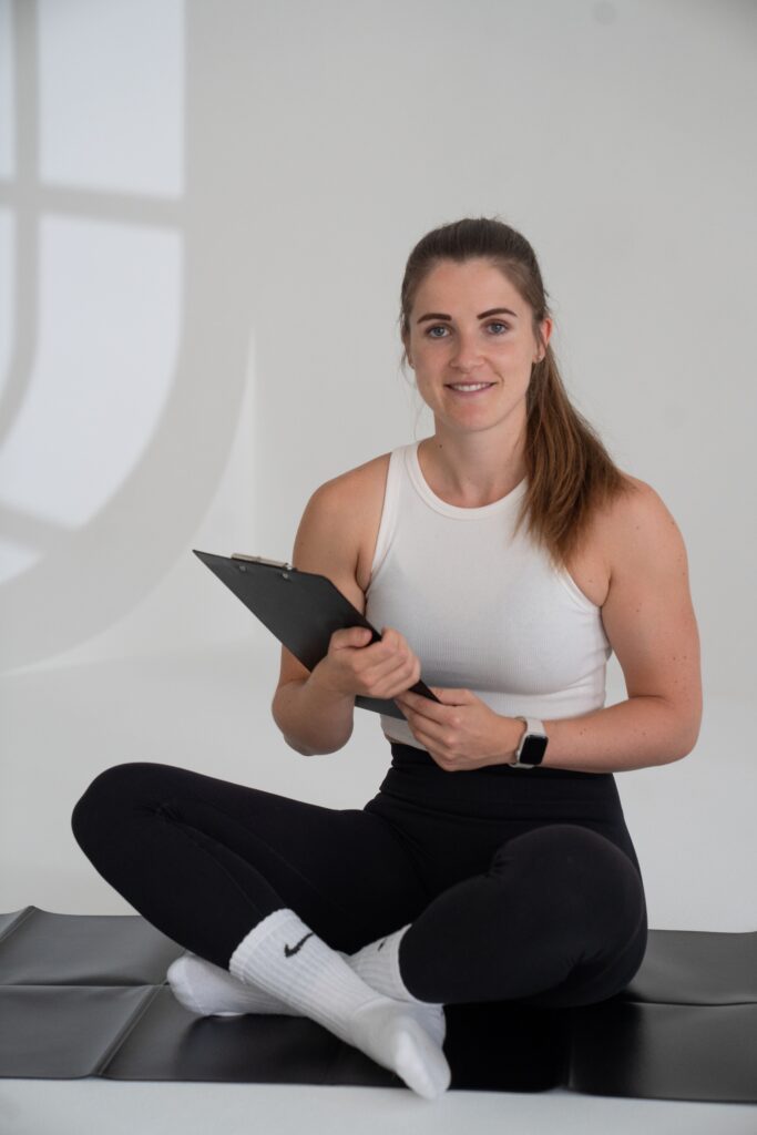 Personal Trainerin Vivian Albert mit Klemmbrett für Sport nach der Geburt in Hamburg