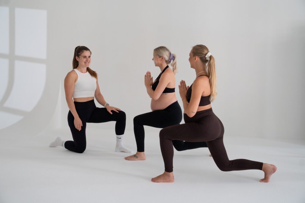 Training in der Schwangerschaft: Ausfallschritt unter Anleitung von Personal Trainerin Vivian Albert in Hamburg