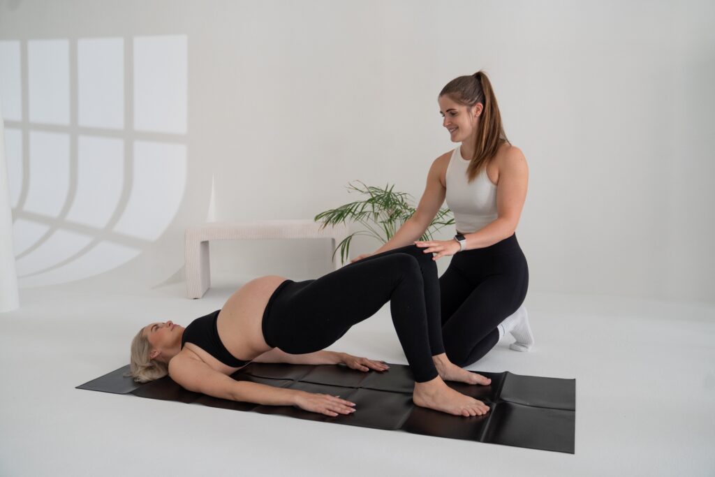 Beckenheben in der Schwangerschaft: Übung für Gesäß und unteren Rücken mit Personal Trainerin Vivian Albert in Hamburg